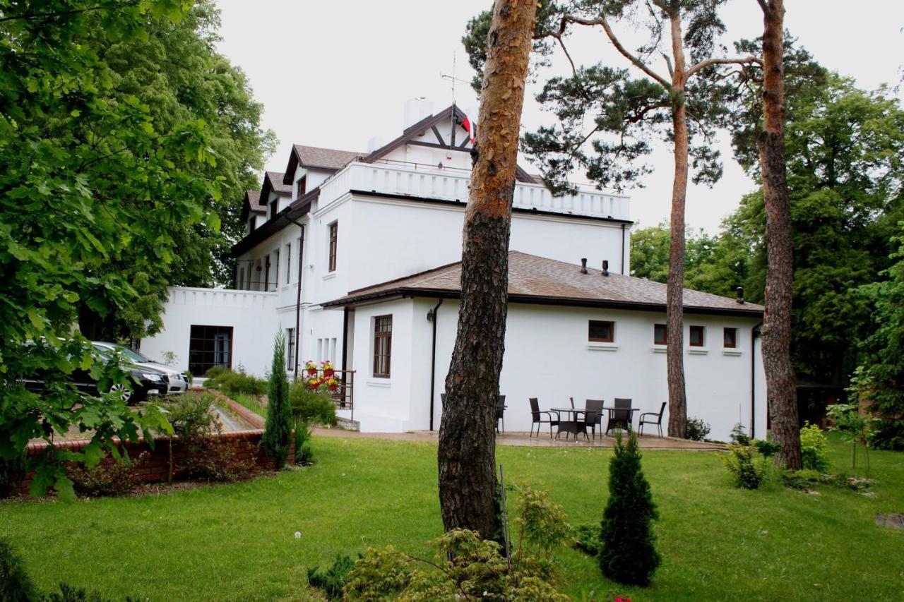 Dworek Bialy Domek Смардзевице Экстерьер фото